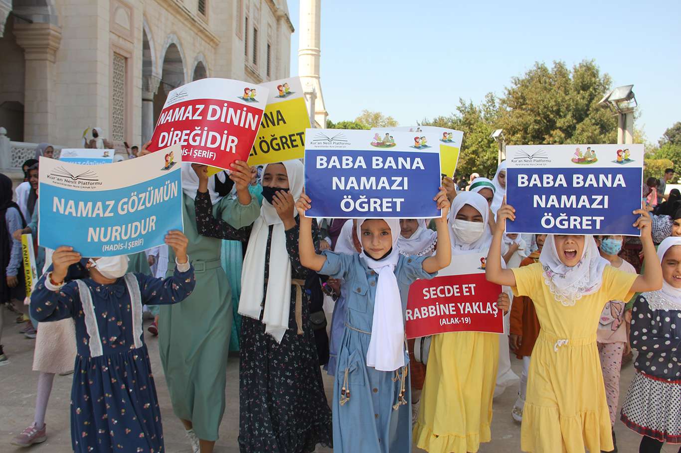 Adana'da yüzlerce çocuk "Hayat Namazla Güzeldir" etkinliğine katıldı